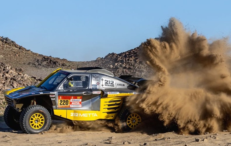 Han Wei's rally car kicking up dust in the desert